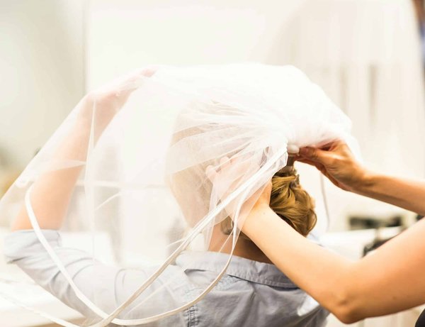 Comment faire un chignon sophistiqué pour une réception de mariage?