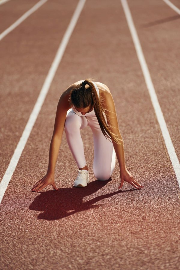 Quel design de montre convient pour un look sportif mais élégant chez la femme active?