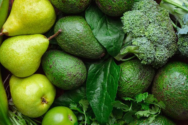 Comment intégrer des superfoods locaux dans un régime végan pour des athlètes féminines?