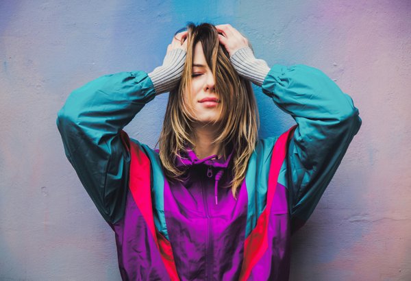 Comment marier des chaussures à talons compensés avec une jupe plissée pour un look élégant?